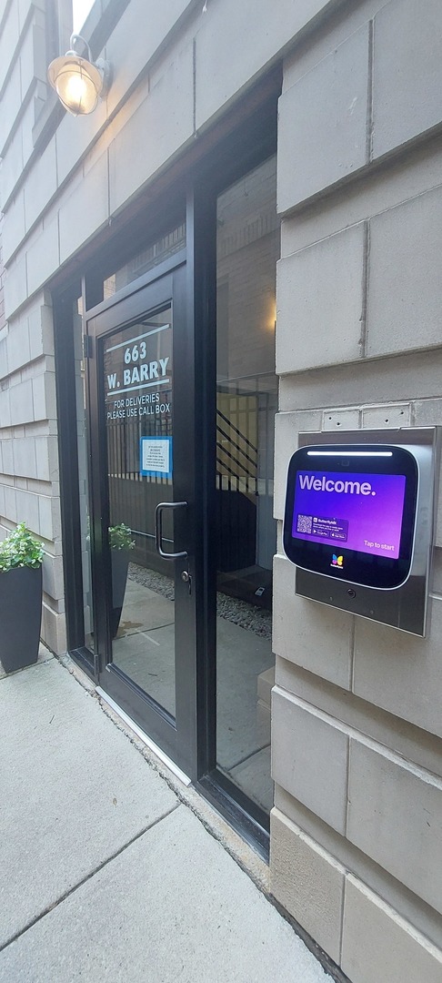 663 W Barry Avenue Unit: 2A