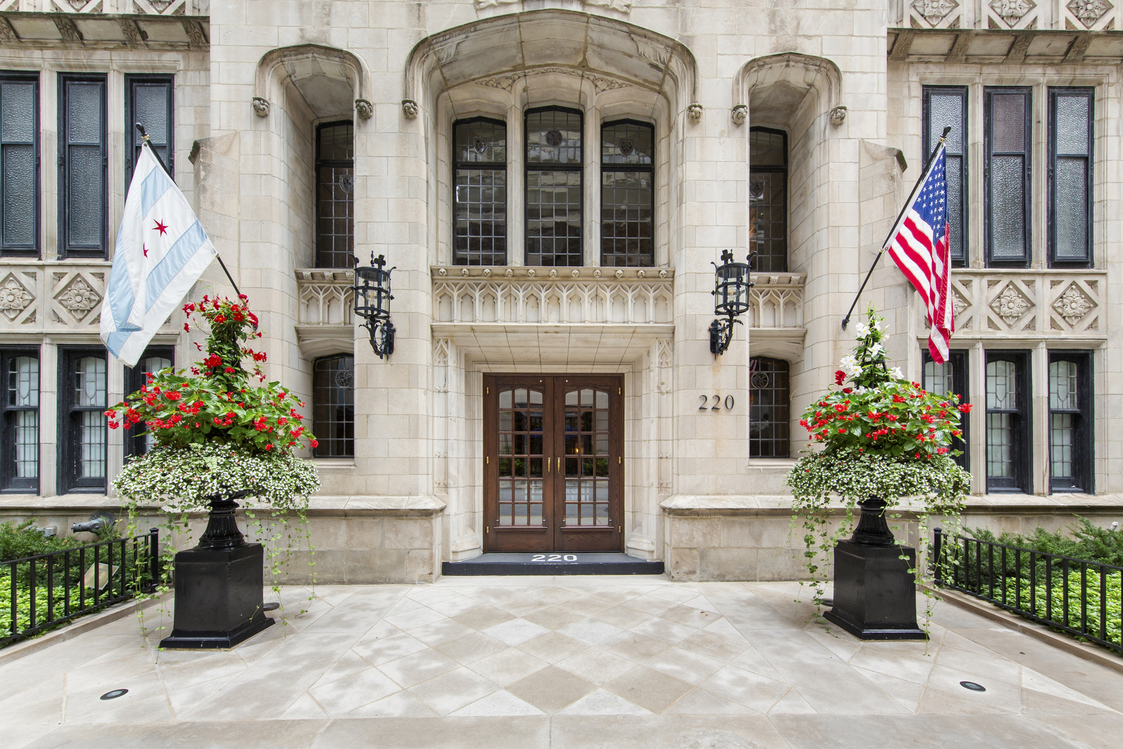 220 E Walton Place Unit: 8W