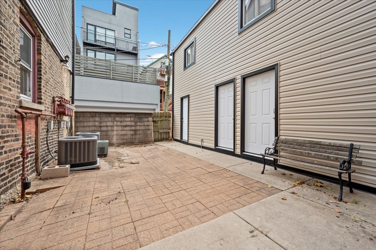 3212 N RAVENSWOOD Avenue Unit: 1