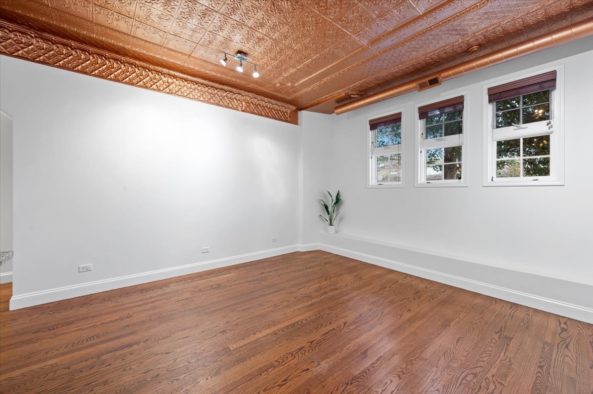 3212 N RAVENSWOOD Avenue Unit: 1