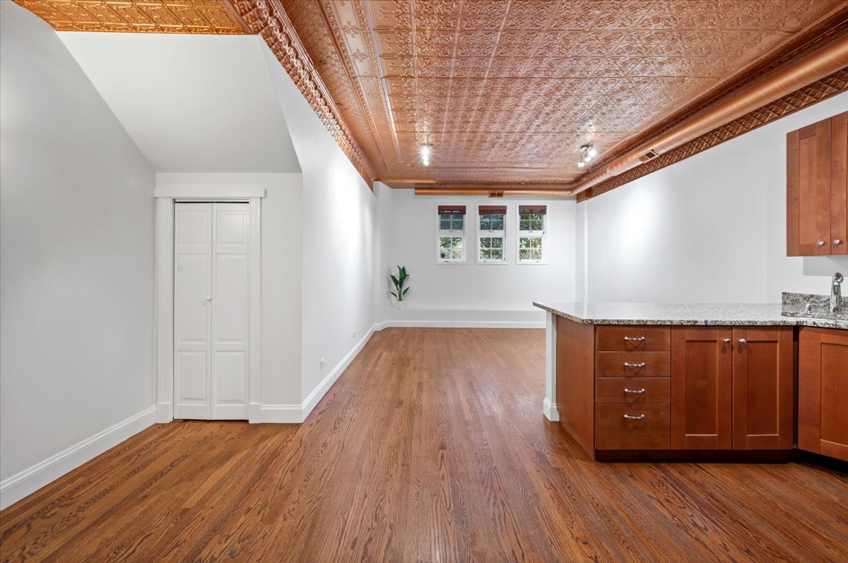 3212 N RAVENSWOOD Avenue Unit: 1