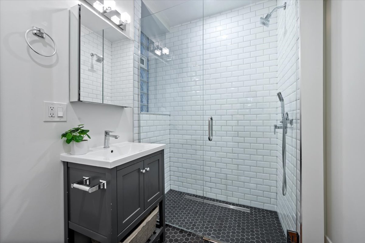 3212 N RAVENSWOOD Avenue Unit: 1