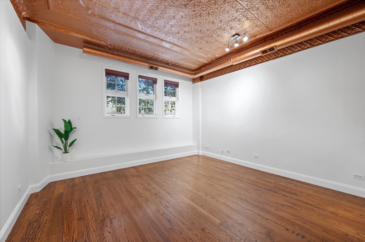 3212 N RAVENSWOOD Avenue Unit: 1