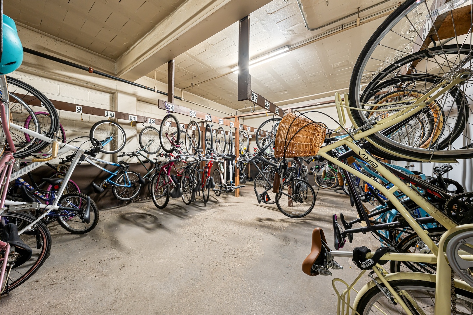 253 E DELAWARE Place Unit: 14D