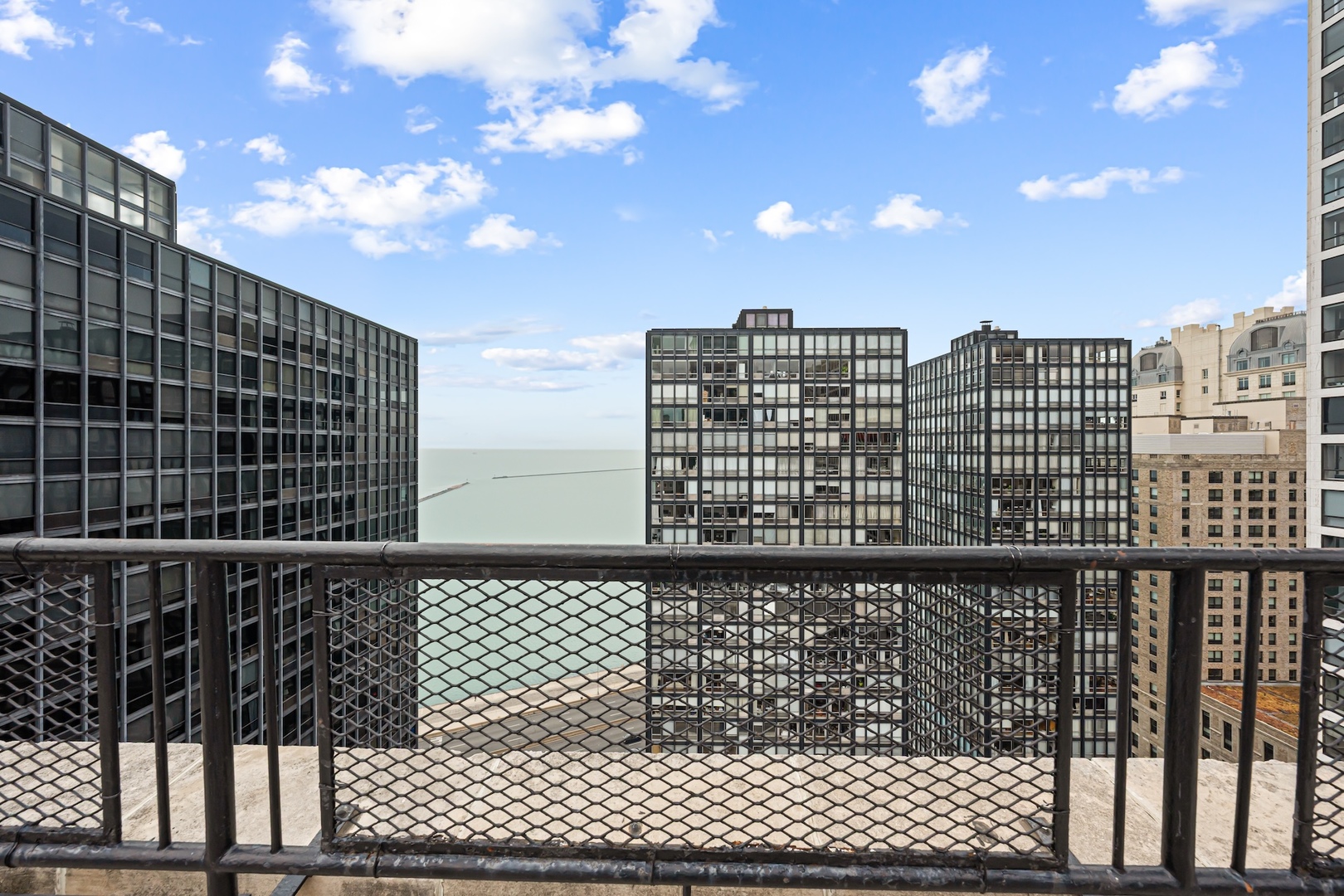 253 E DELAWARE Place Unit: 14D