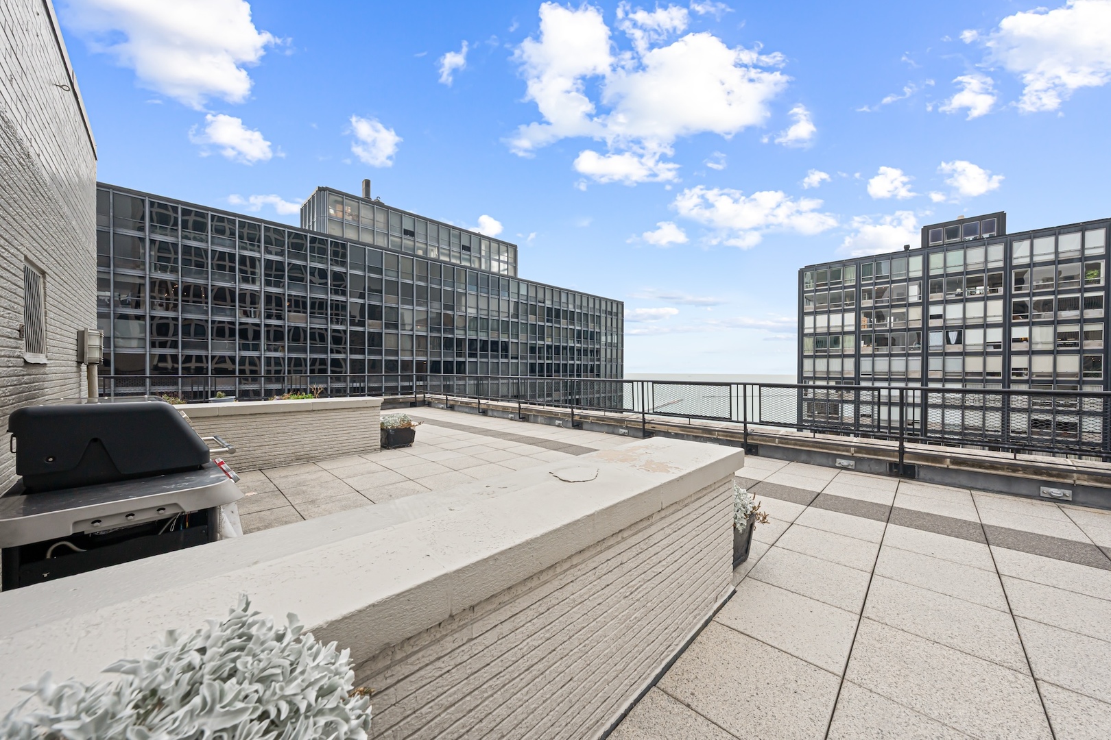253 E DELAWARE Place Unit: 14D