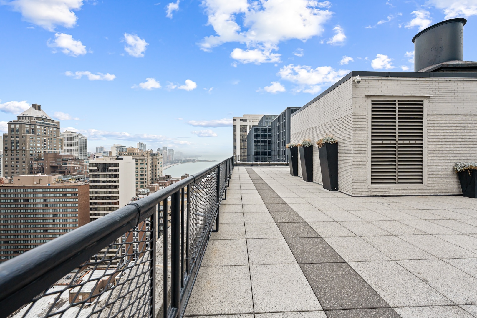 253 E DELAWARE Place Unit: 14D