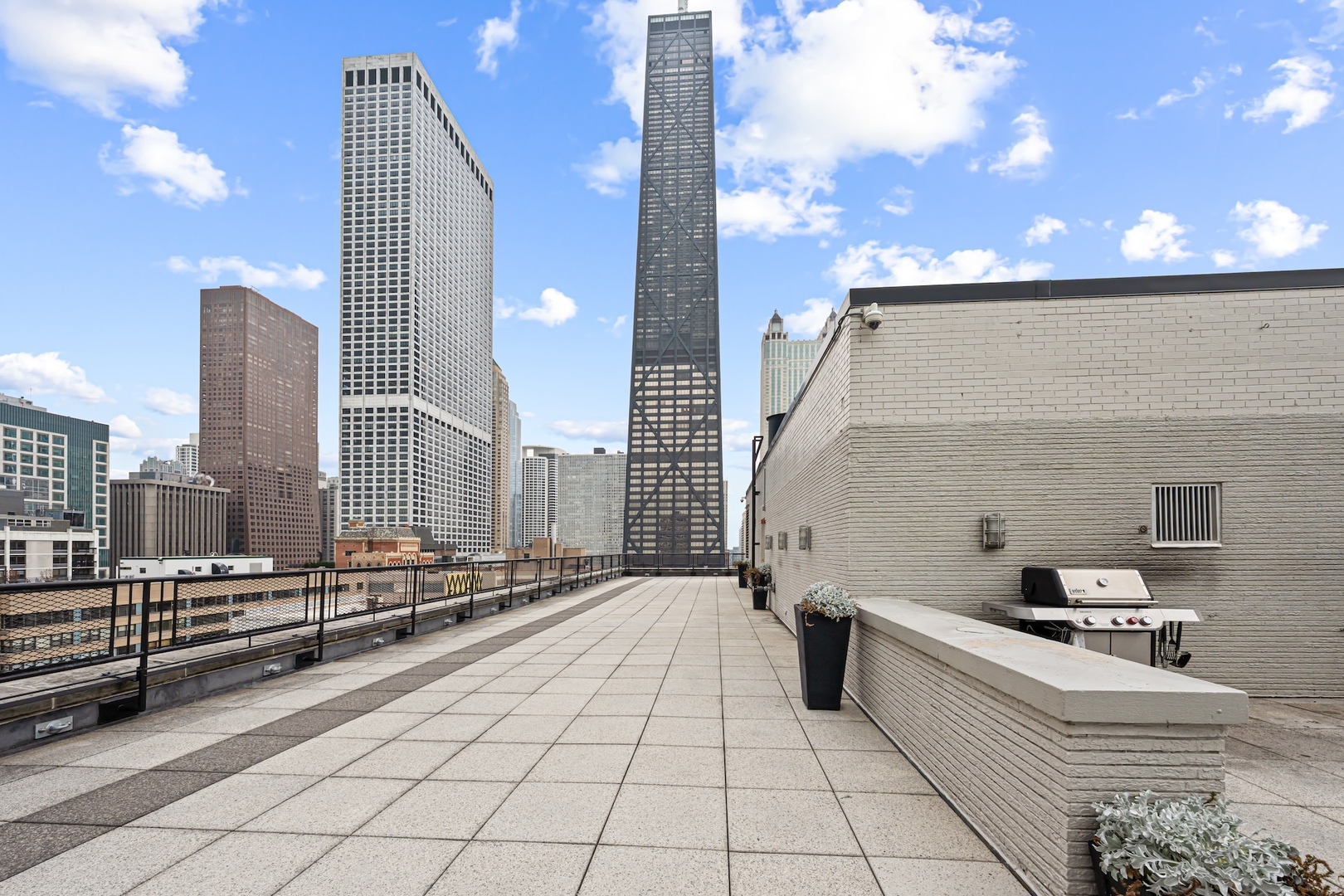 253 E DELAWARE Place Unit: 14D