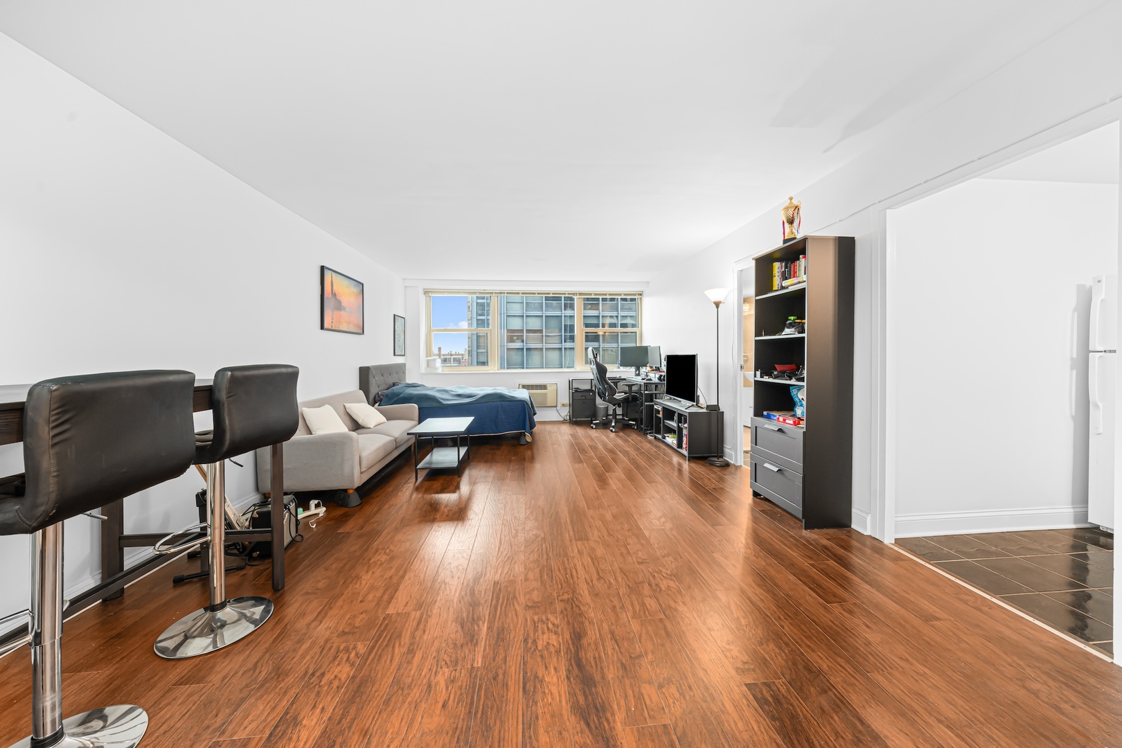 253 E DELAWARE Place Unit: 14D