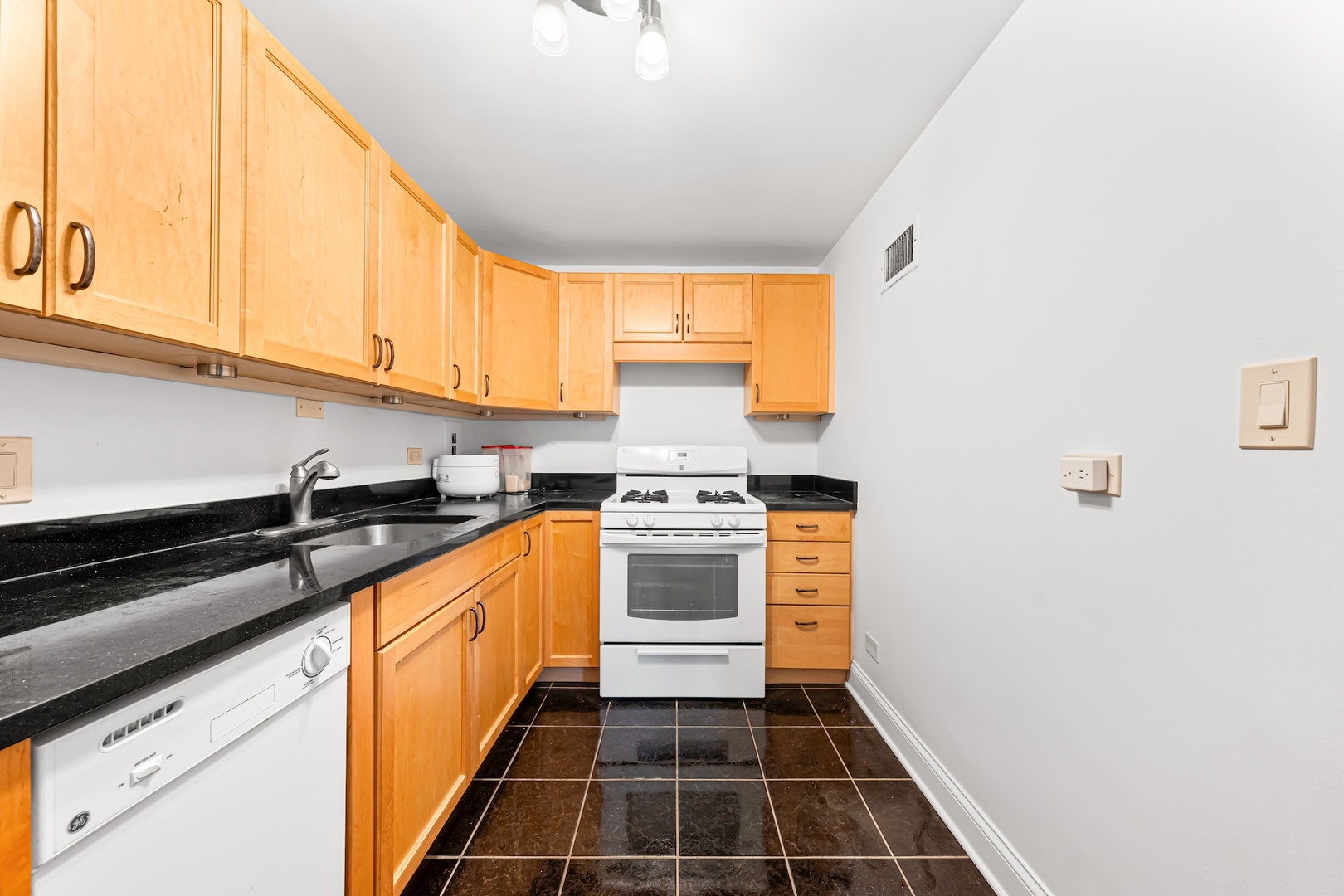 253 E DELAWARE Place Unit: 14D