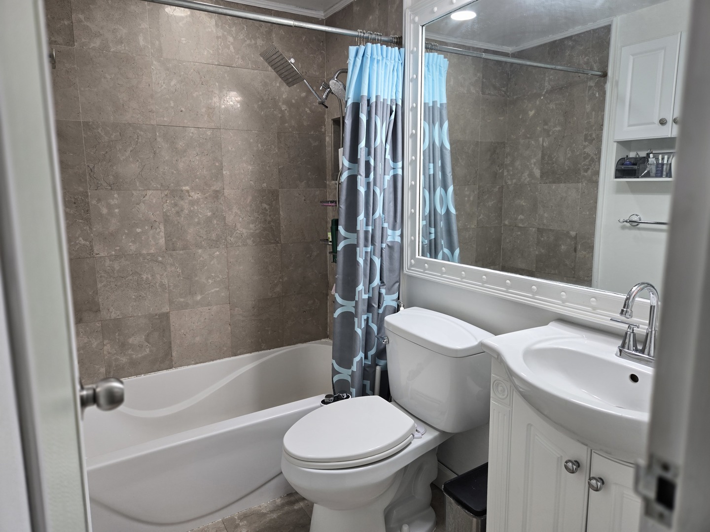6933 N Kedzie Avenue Unit: 1209