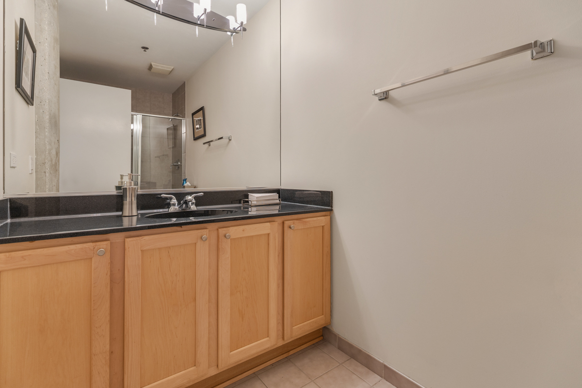 125 E 13TH Street Unit: 1002