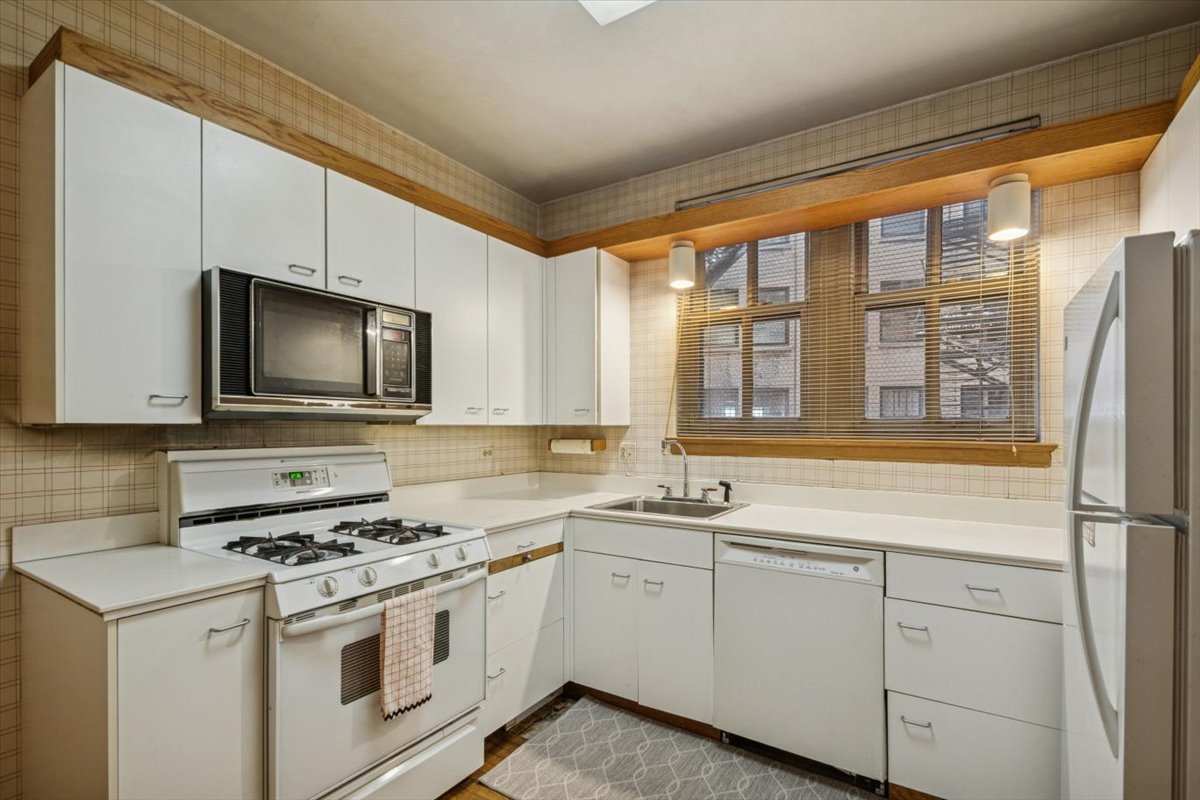 3300 N Lake Shore Drive Unit: 10D