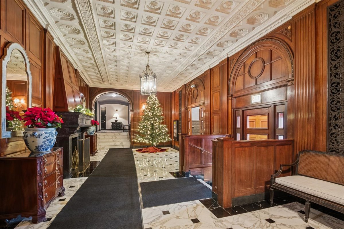 3300 N Lake Shore Drive Unit: 10D