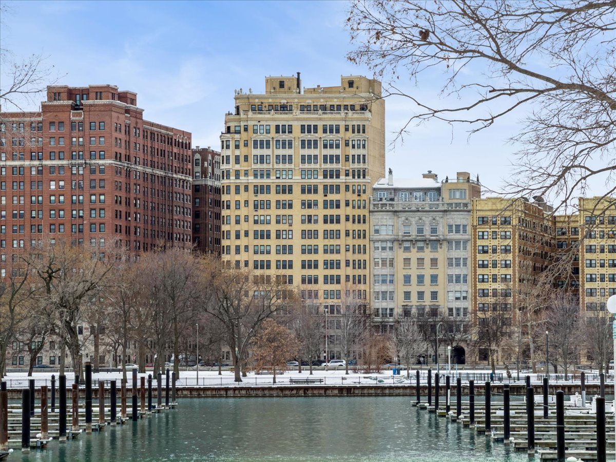 3300 N Lake Shore Drive Unit: 10D