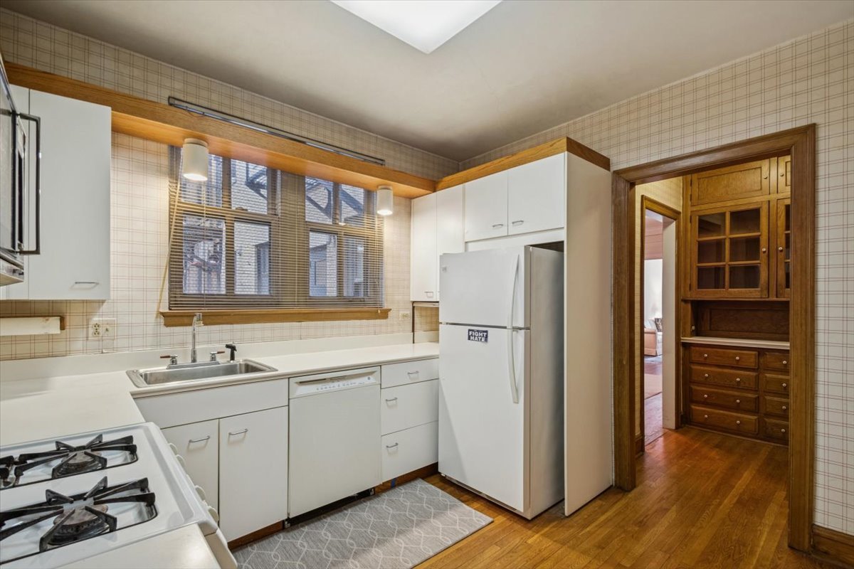 3300 N Lake Shore Drive Unit: 10D