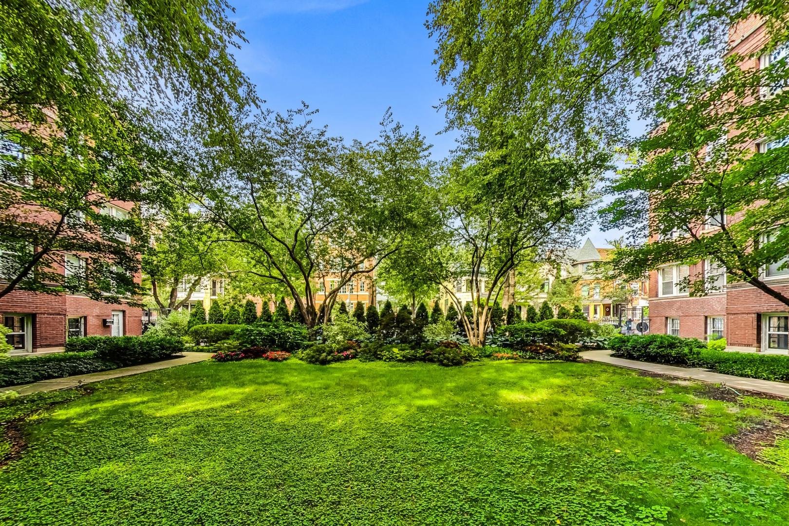 733 W Buckingham Place Unit: 13