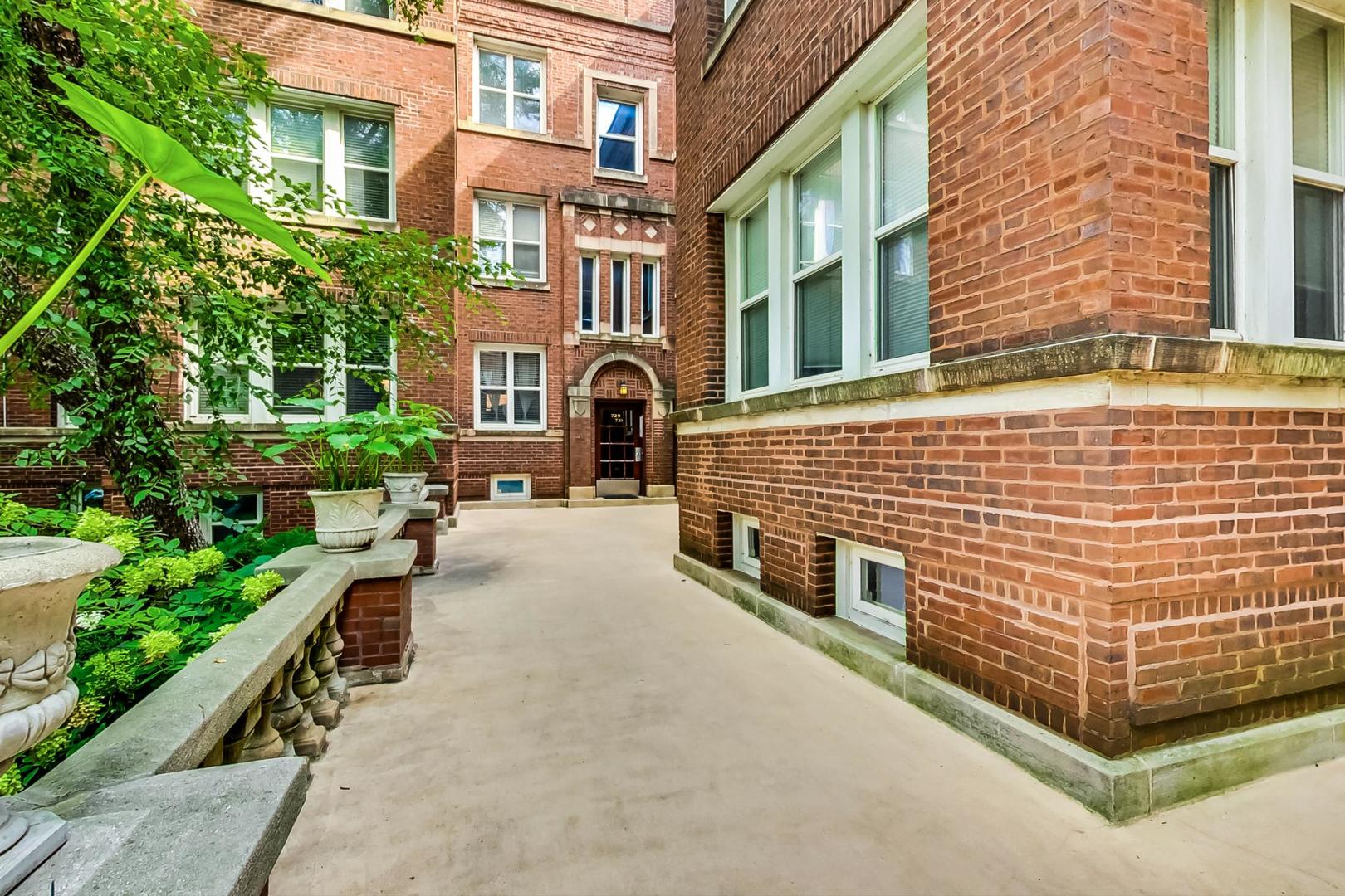 733 W Buckingham Place Unit: 13