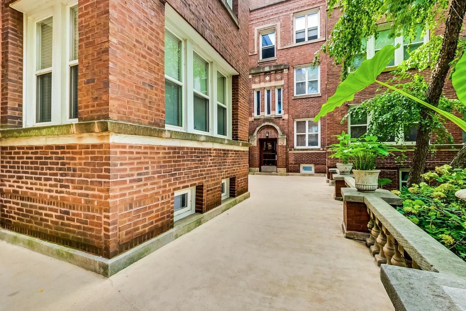 733 W Buckingham Place Unit: 13