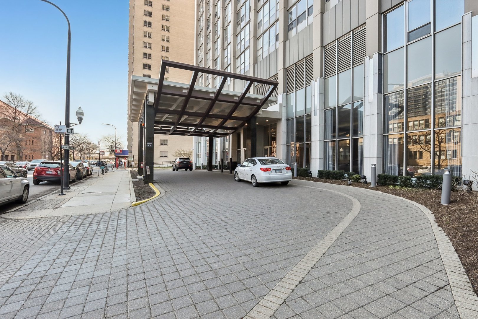 655 W IRVING PARK Road Unit: 5202