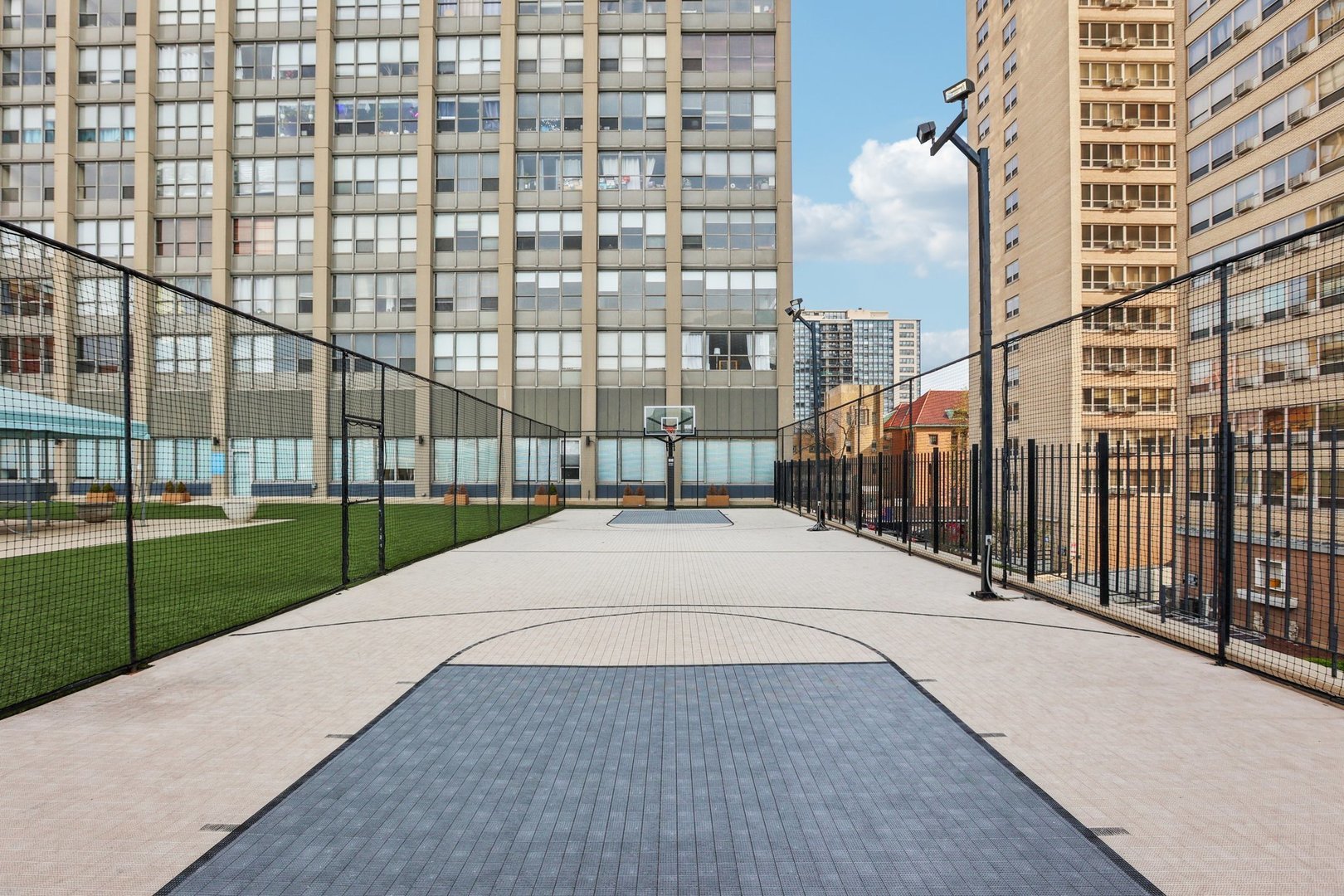 655 W IRVING PARK Road Unit: 5202