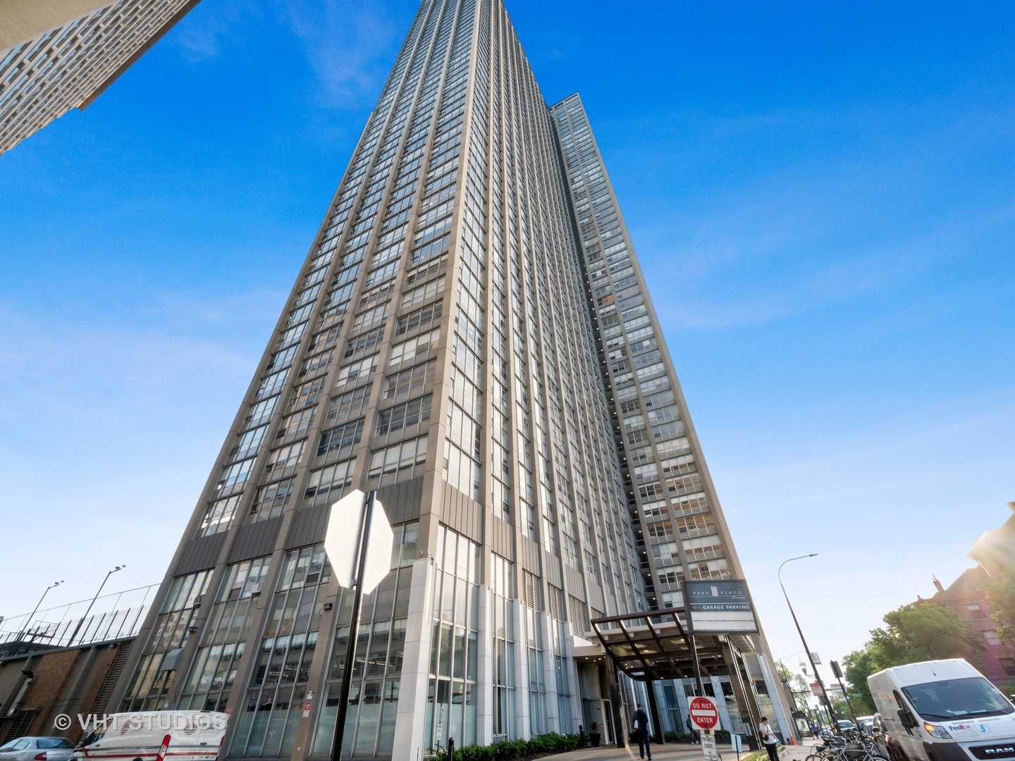 655 W IRVING PARK Road Unit: 5202