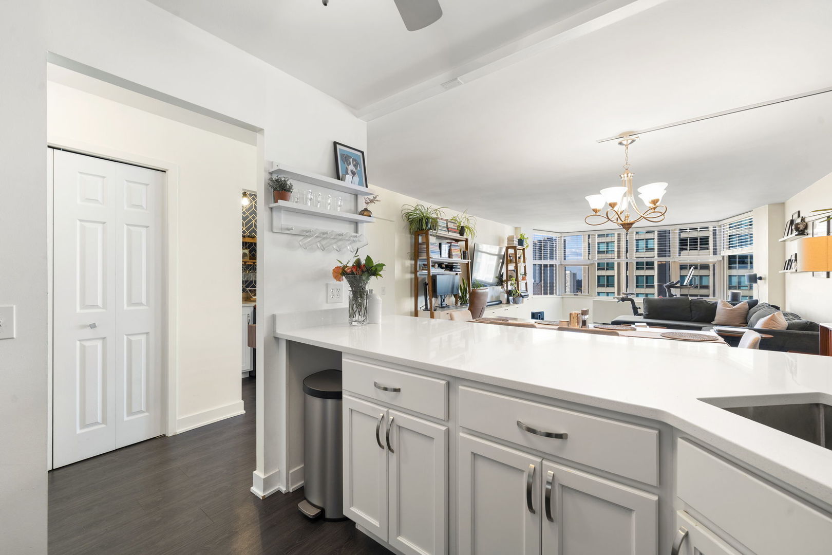 525 W Hawthorne Place Unit: 2606