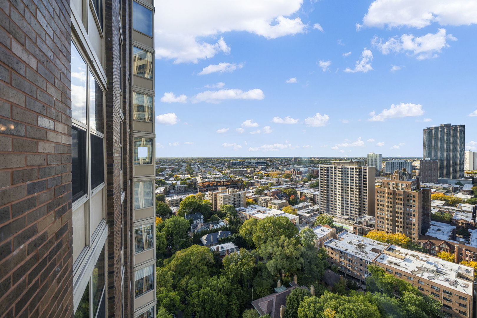 525 W Hawthorne Place Unit: 2606