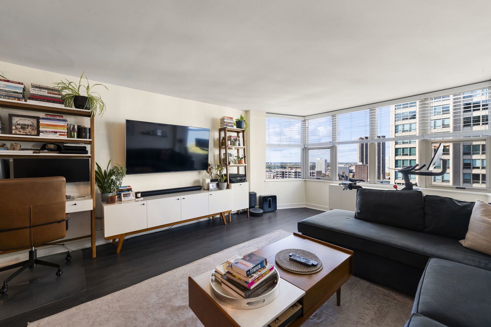 525 W Hawthorne Place Unit: 2606