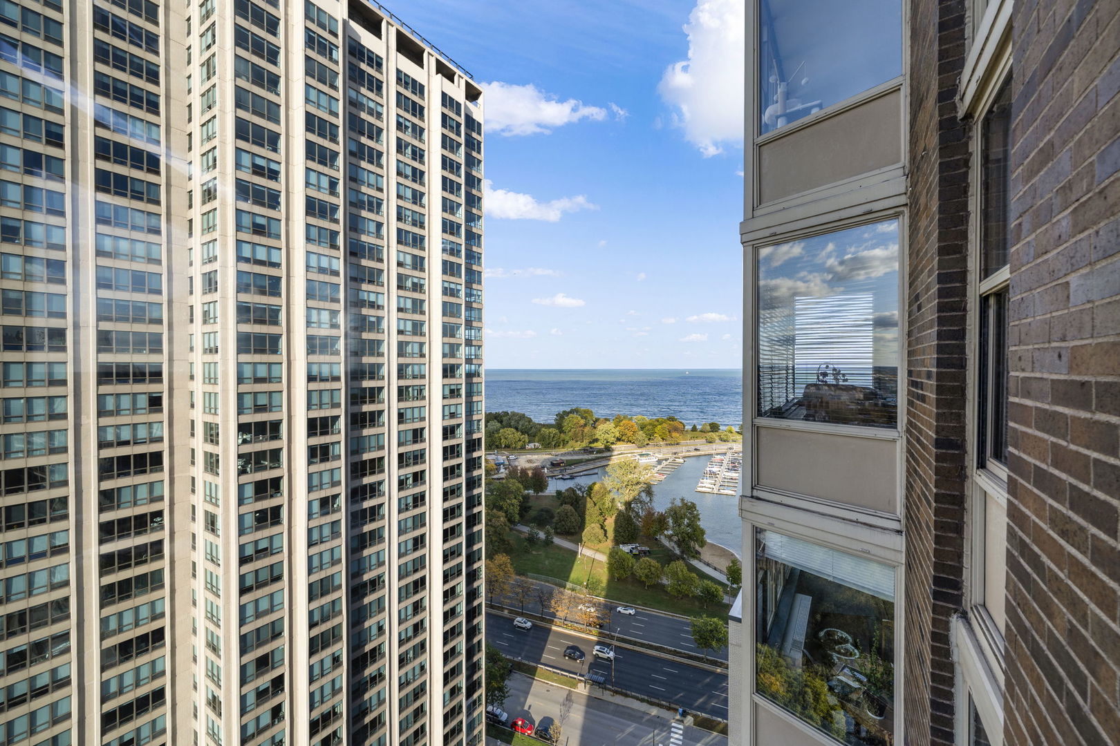 525 W Hawthorne Place Unit: 2606
