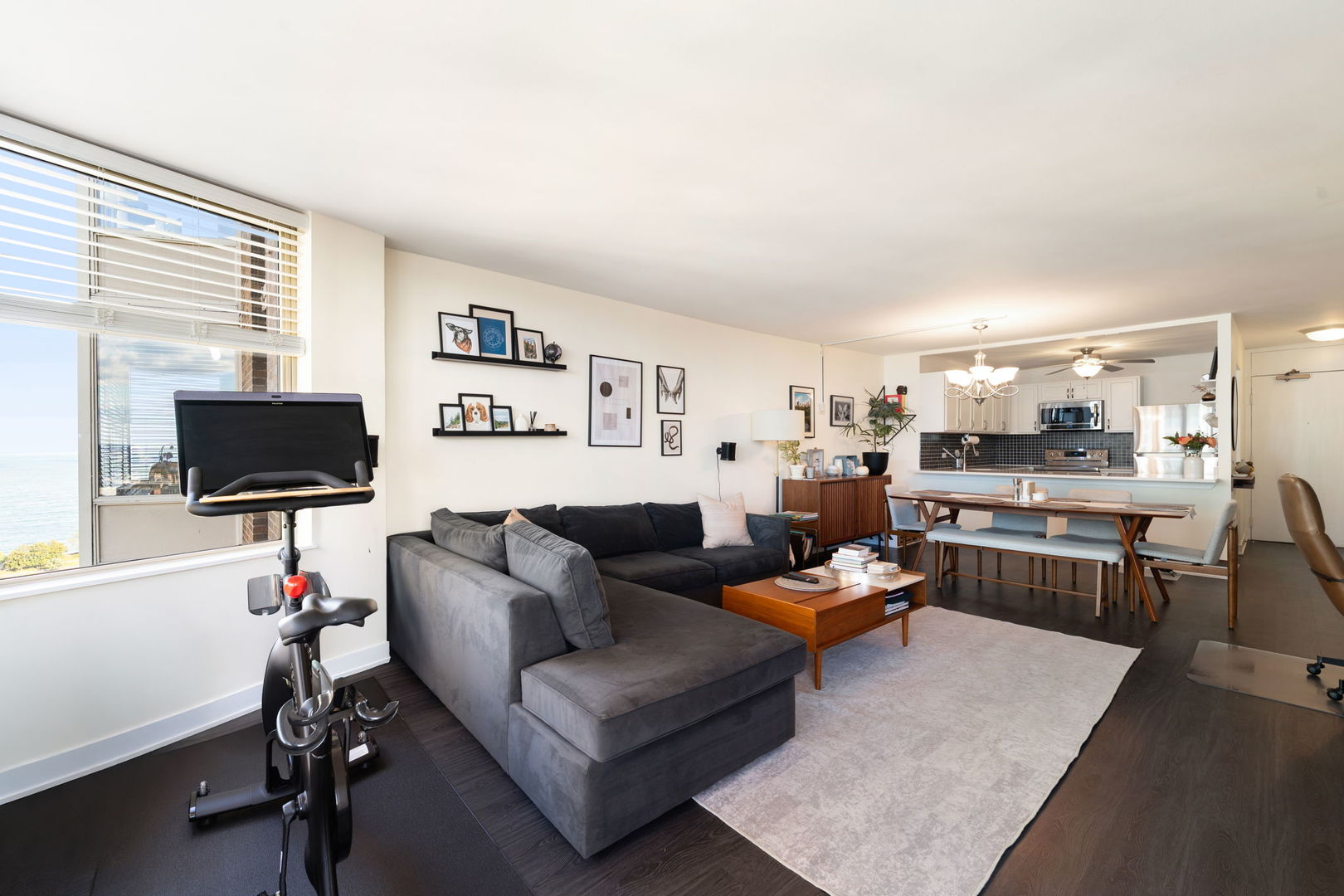 525 W Hawthorne Place Unit: 2606