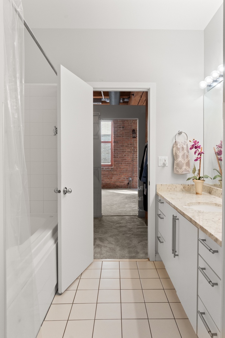 360 W Illinois Street Unit: 424