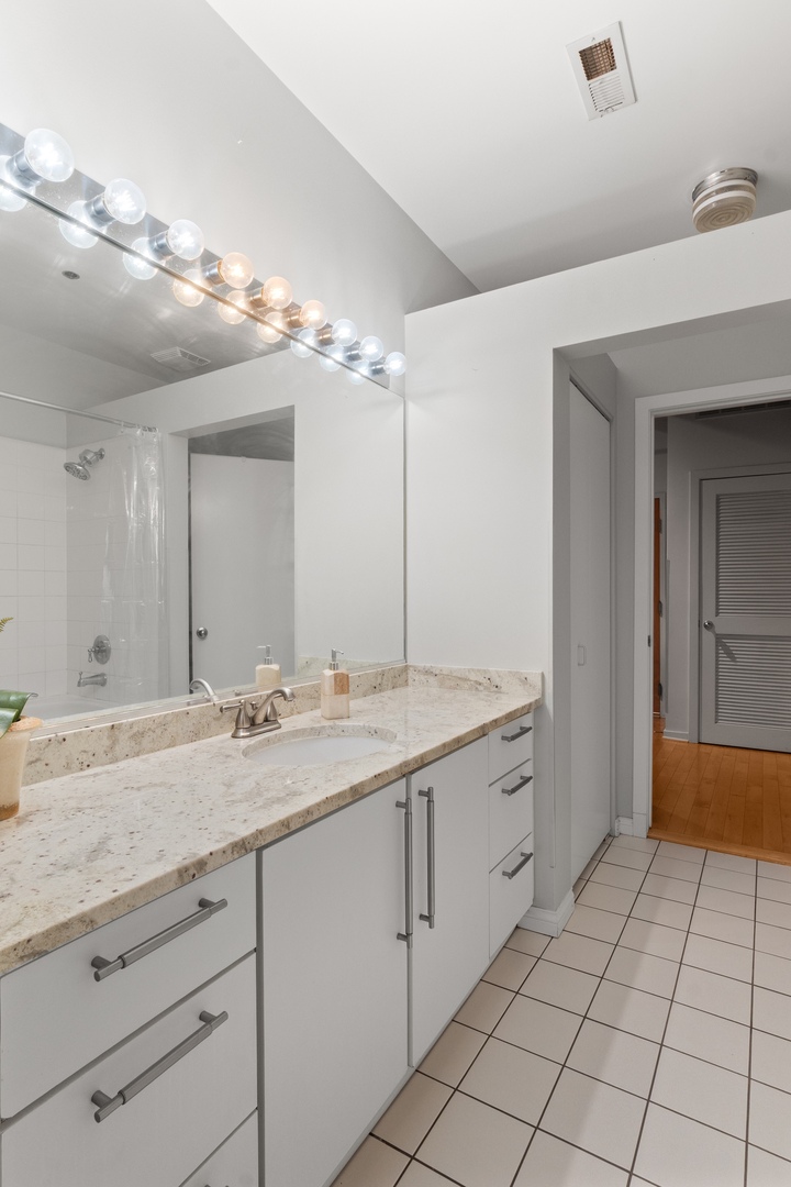 360 W Illinois Street Unit: 424