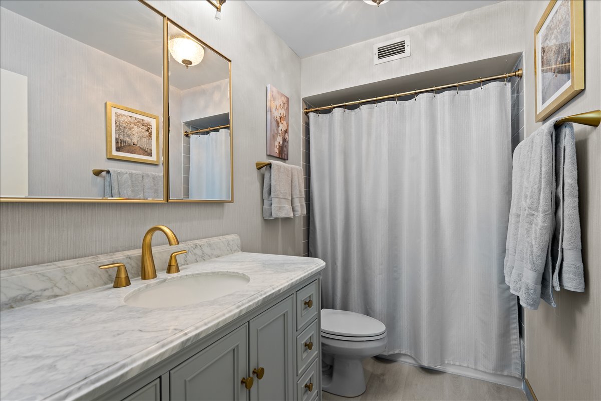 6007 N SHERIDAN Road Unit: 37B