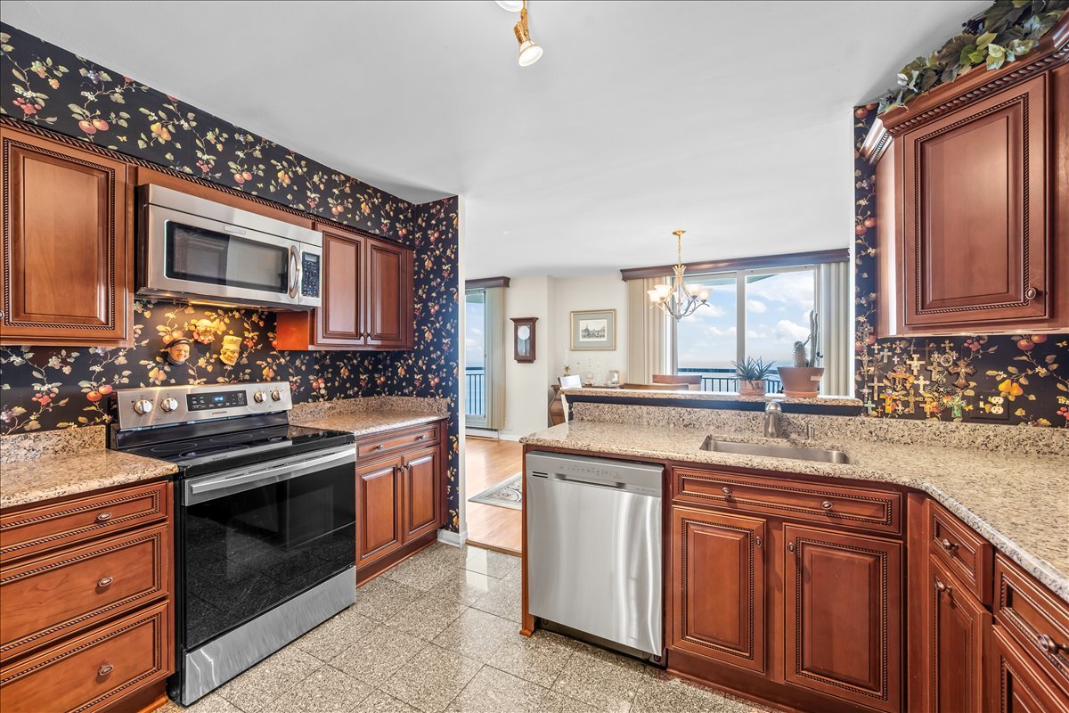 6007 N SHERIDAN Road Unit: 37B