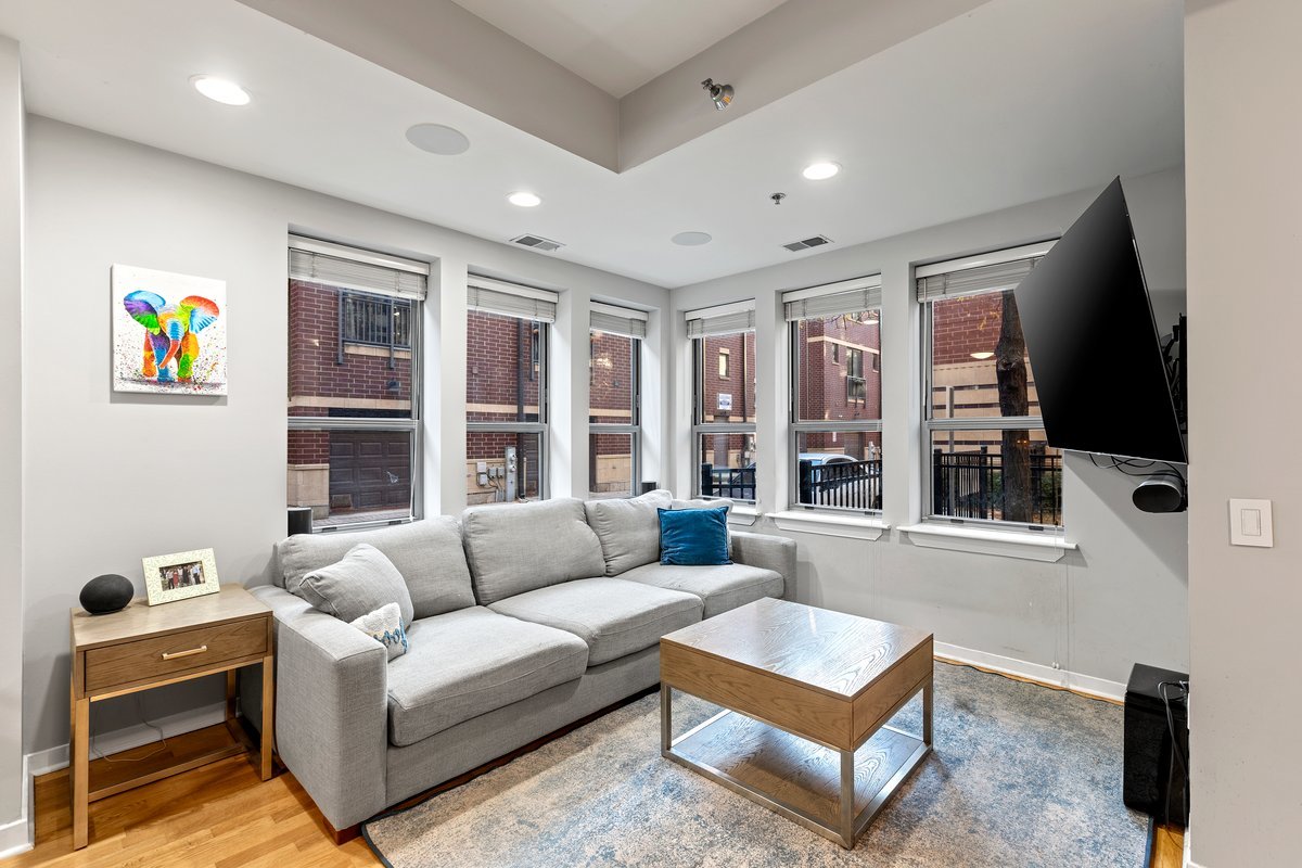 1159 N Hudson Avenue Unit: 6