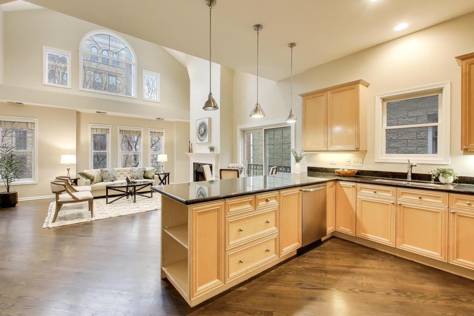 1312 W FLETCHER Street Unit: 3W