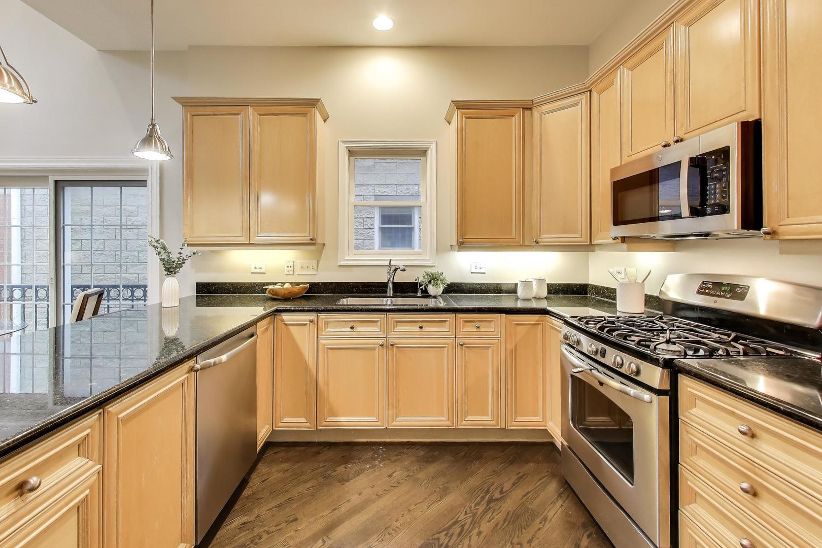 1312 W FLETCHER Street Unit: 3W