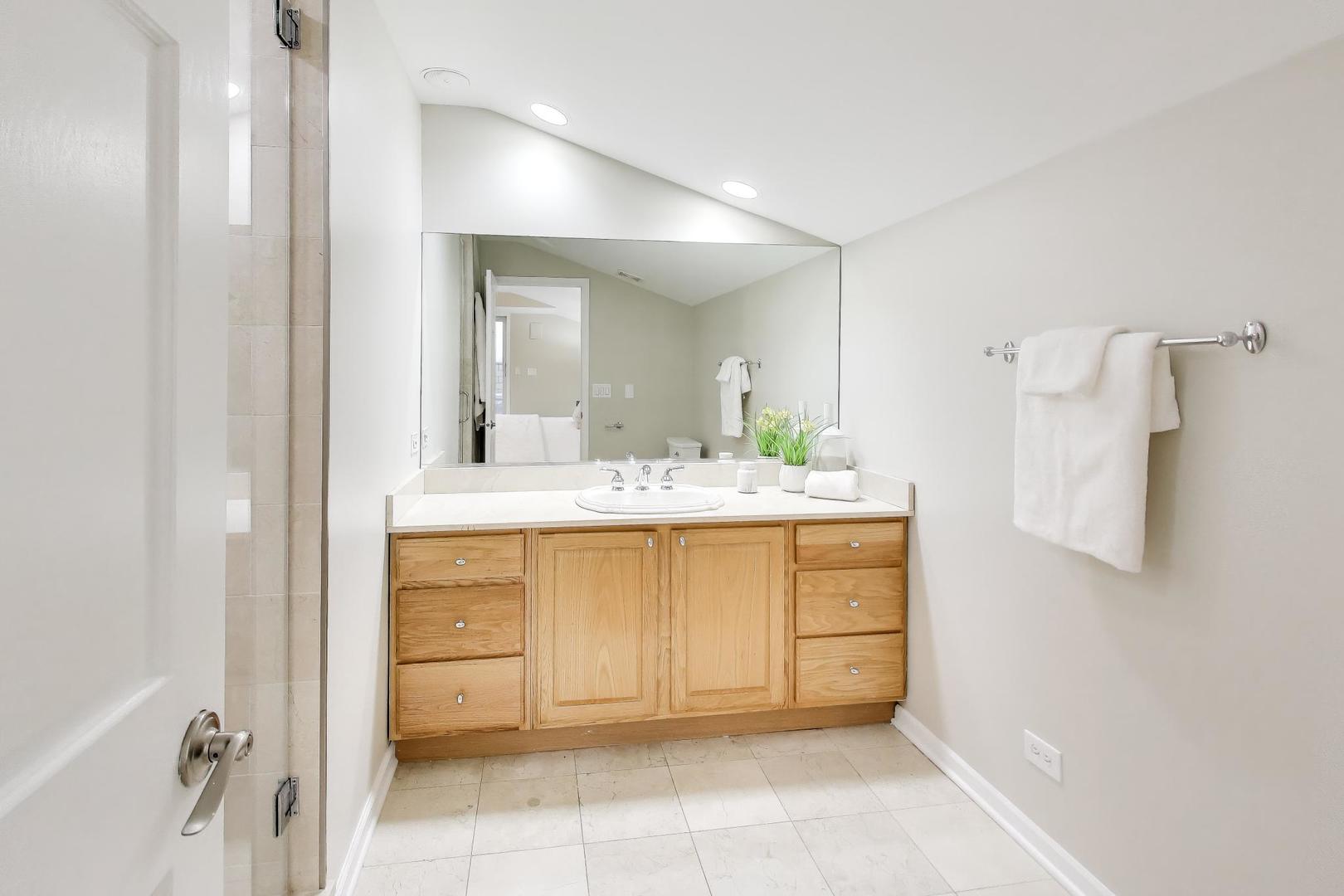 1312 W FLETCHER Street Unit: 3W