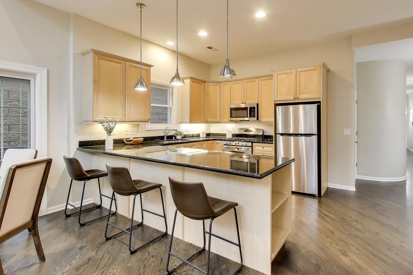 1312 W FLETCHER Street Unit: 3W