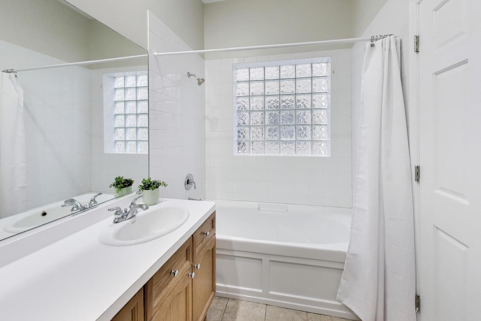 1312 W FLETCHER Street Unit: 3W