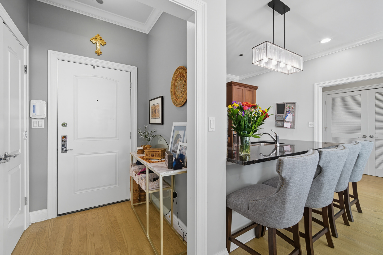 2801 N Oakley Avenue Unit: 202