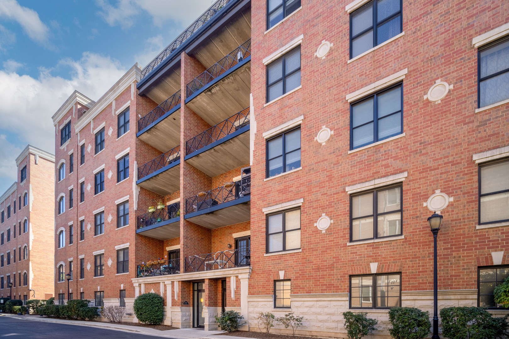2801 N Oakley Avenue Unit: 202