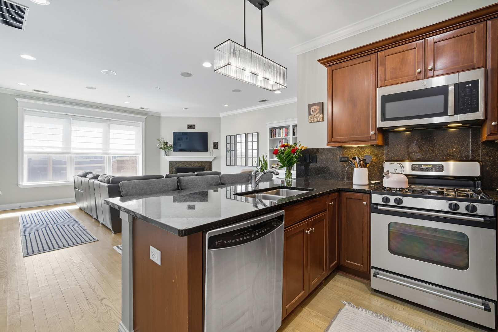 2801 N Oakley Avenue Unit: 202