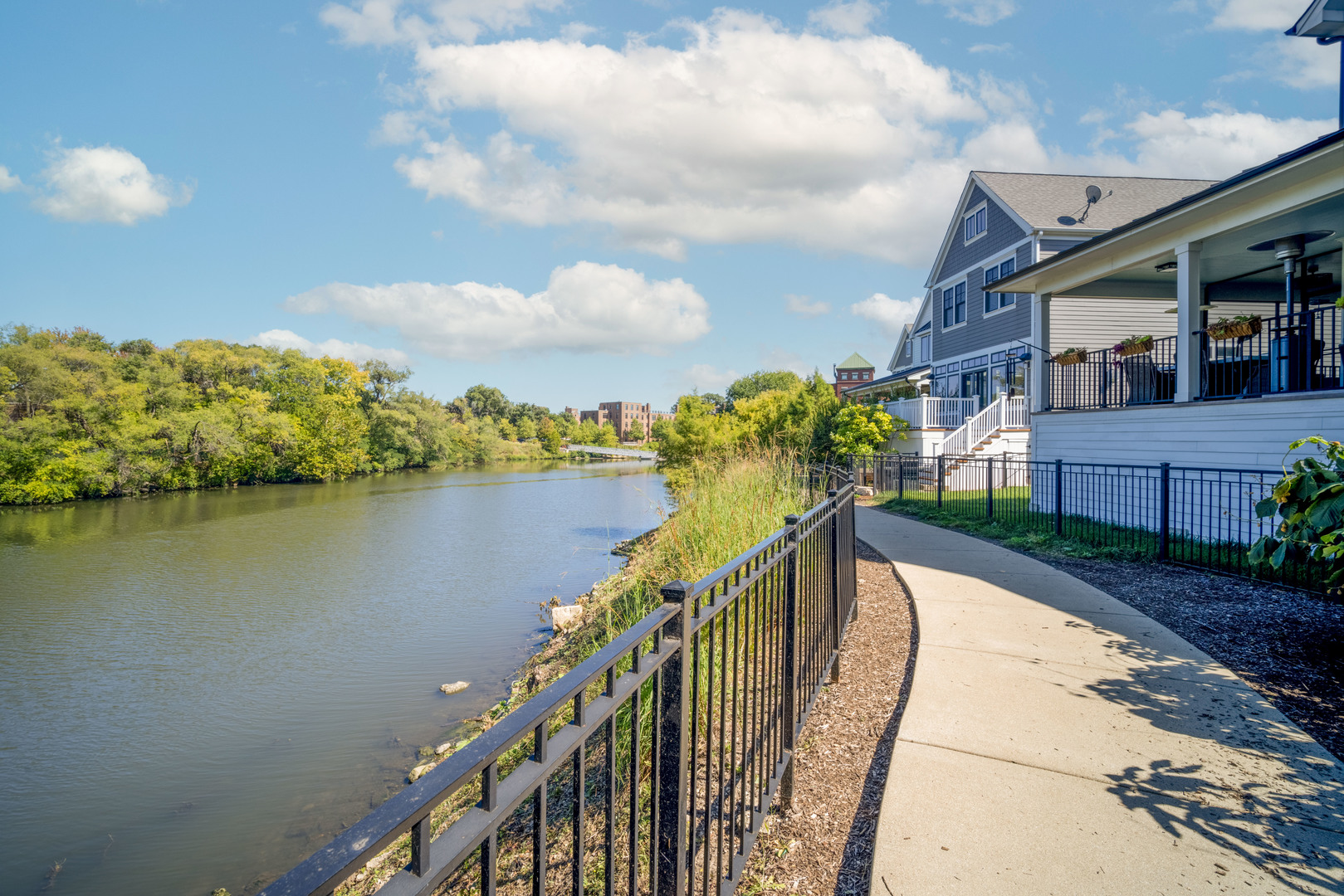 2801 N Oakley Avenue Unit: 202