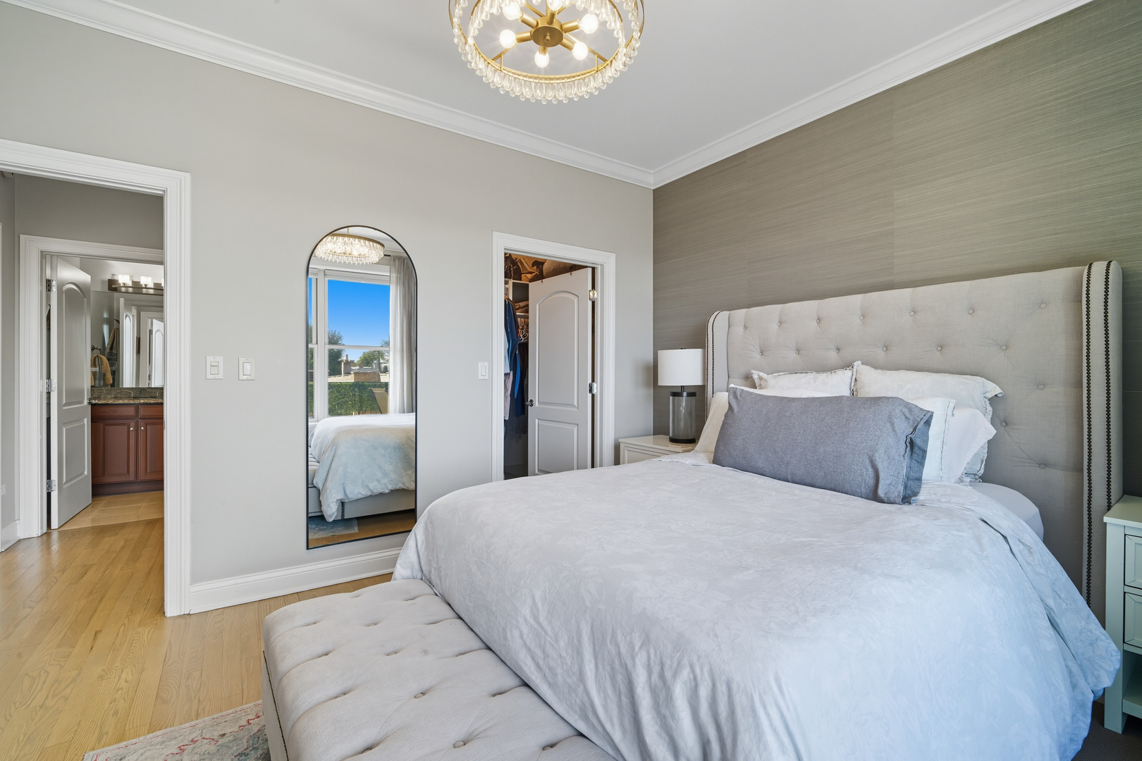 2801 N Oakley Avenue Unit: 202