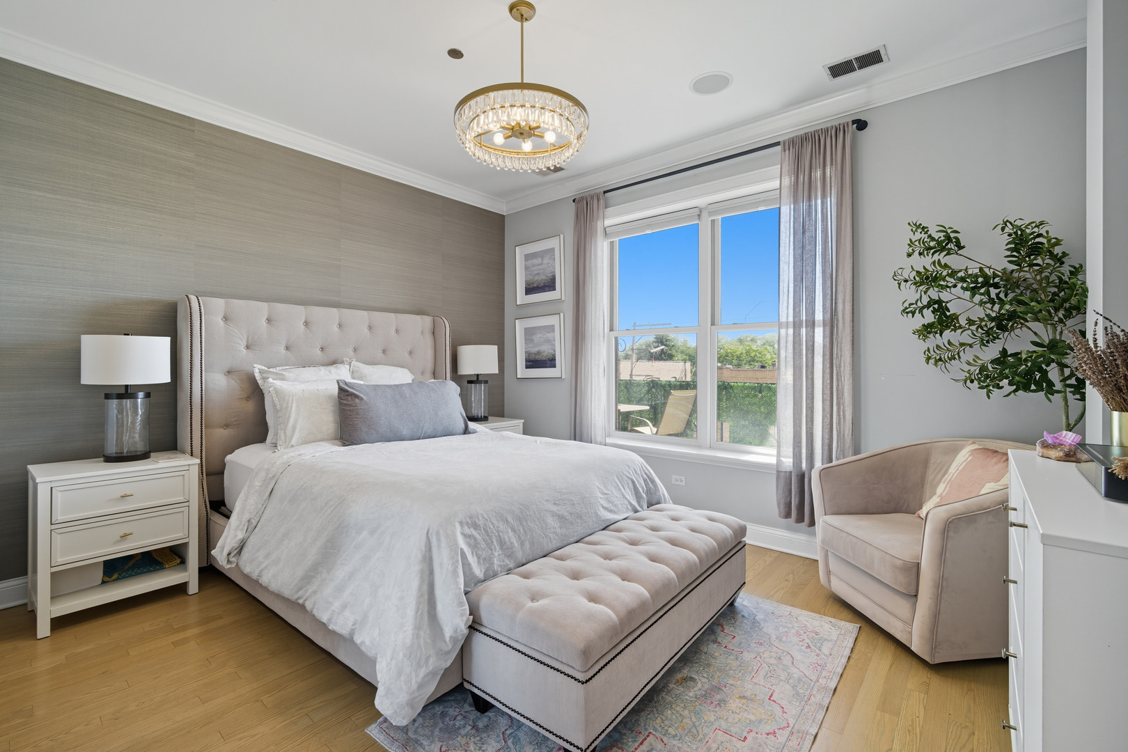 2801 N Oakley Avenue Unit: 202