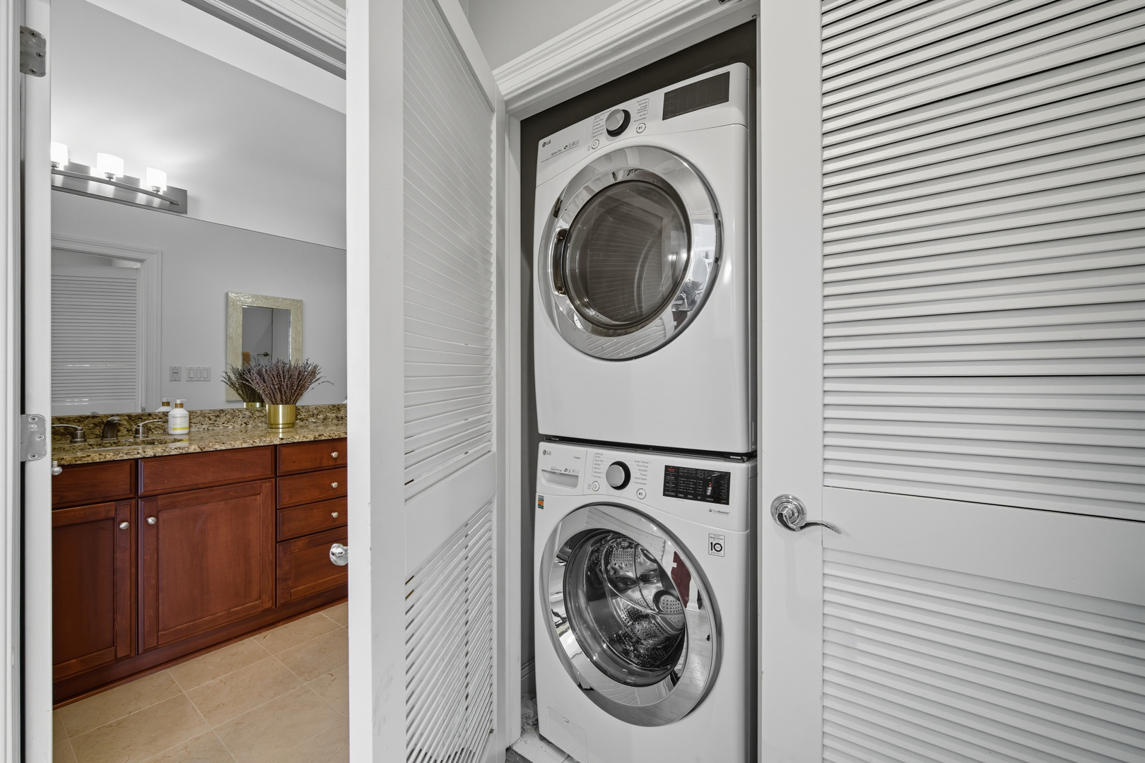 2801 N Oakley Avenue Unit: 202