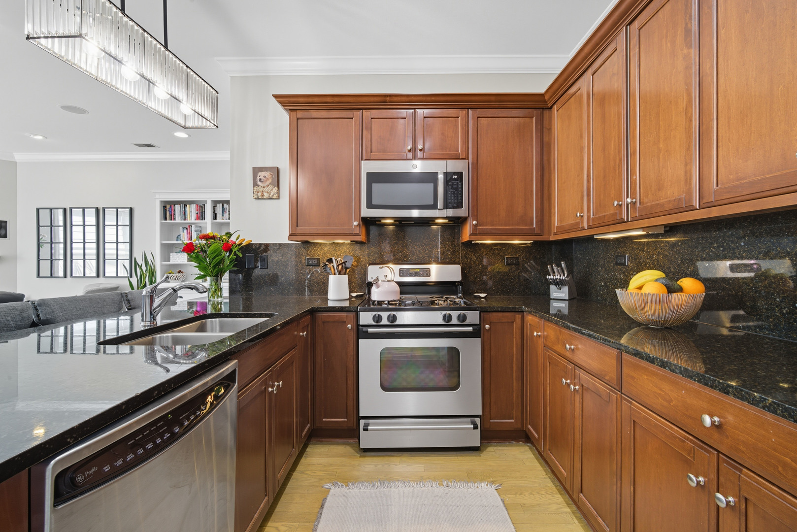 2801 N Oakley Avenue Unit: 202