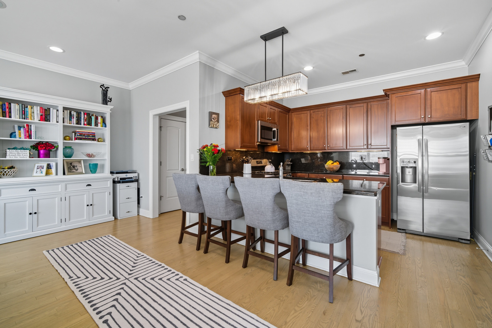 2801 N Oakley Avenue Unit: 202